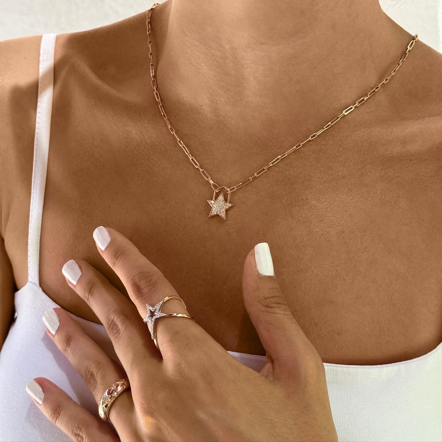 14K altın Alya kolye pırlanta detayları model boynunda