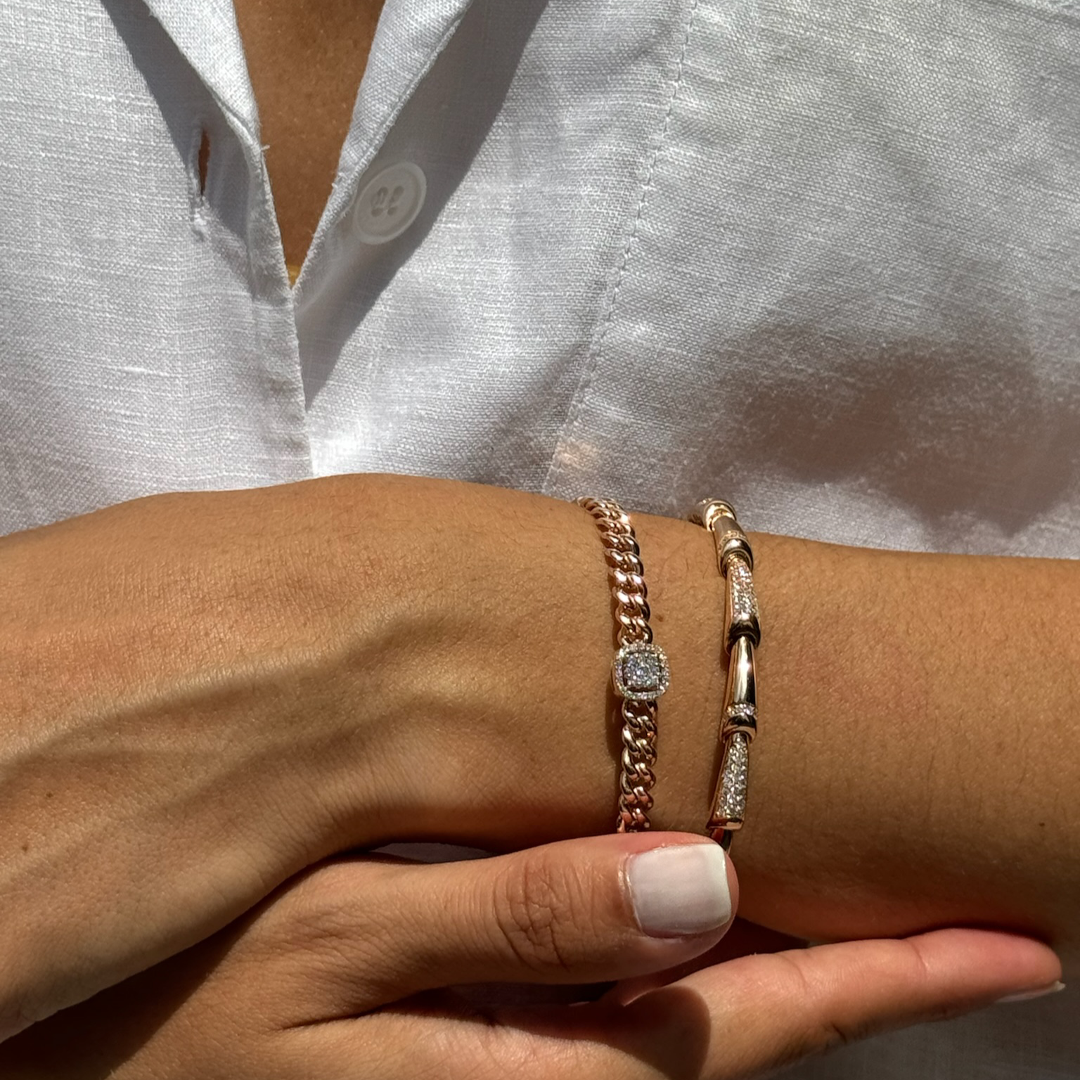 14K altın pırlanta taşlı Intertwined bileklik bilekte görünüm