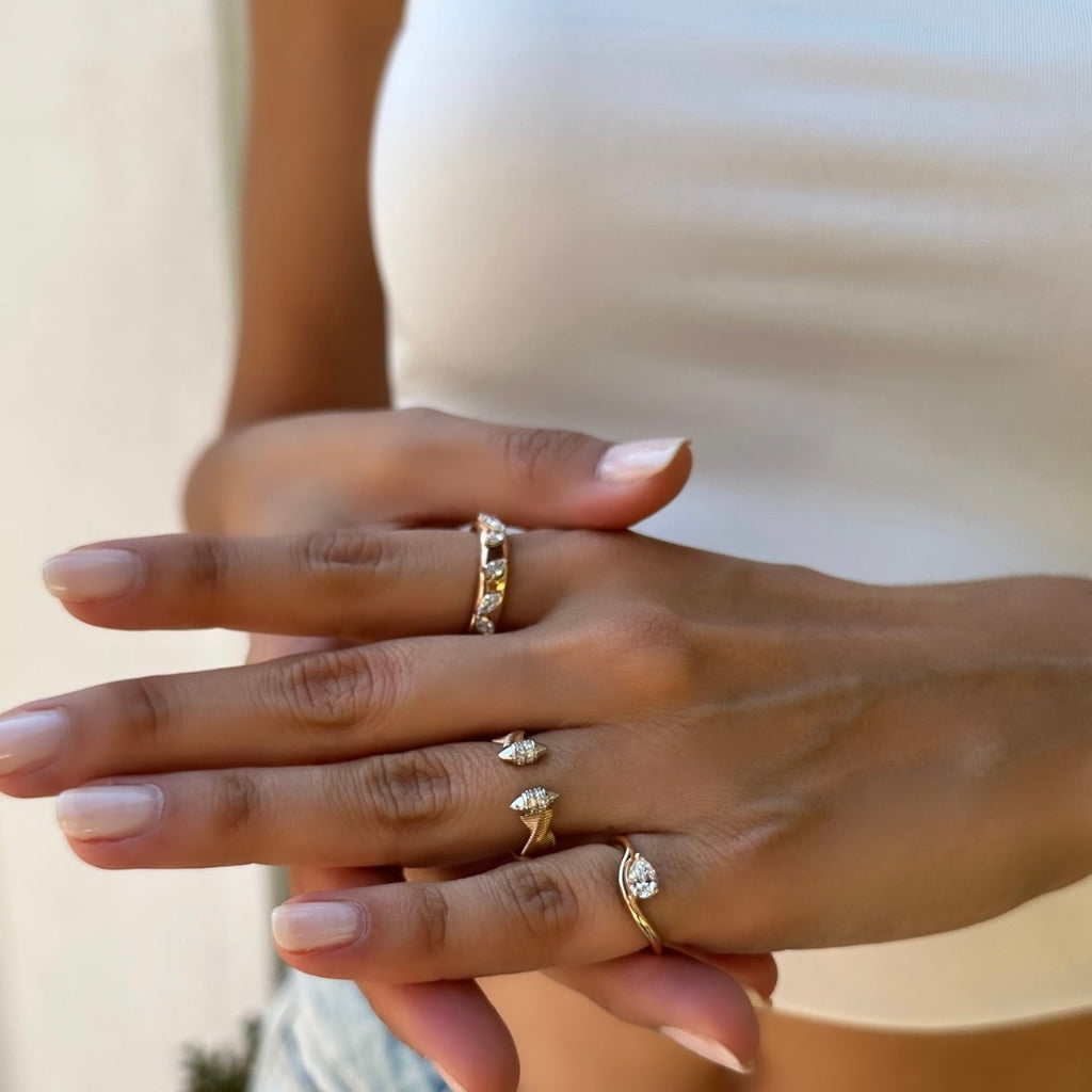 Curve Drop pırlanta yüzük 14K altın 0.43ct F-SI2 HRD sertifikalı parmakta görünüm