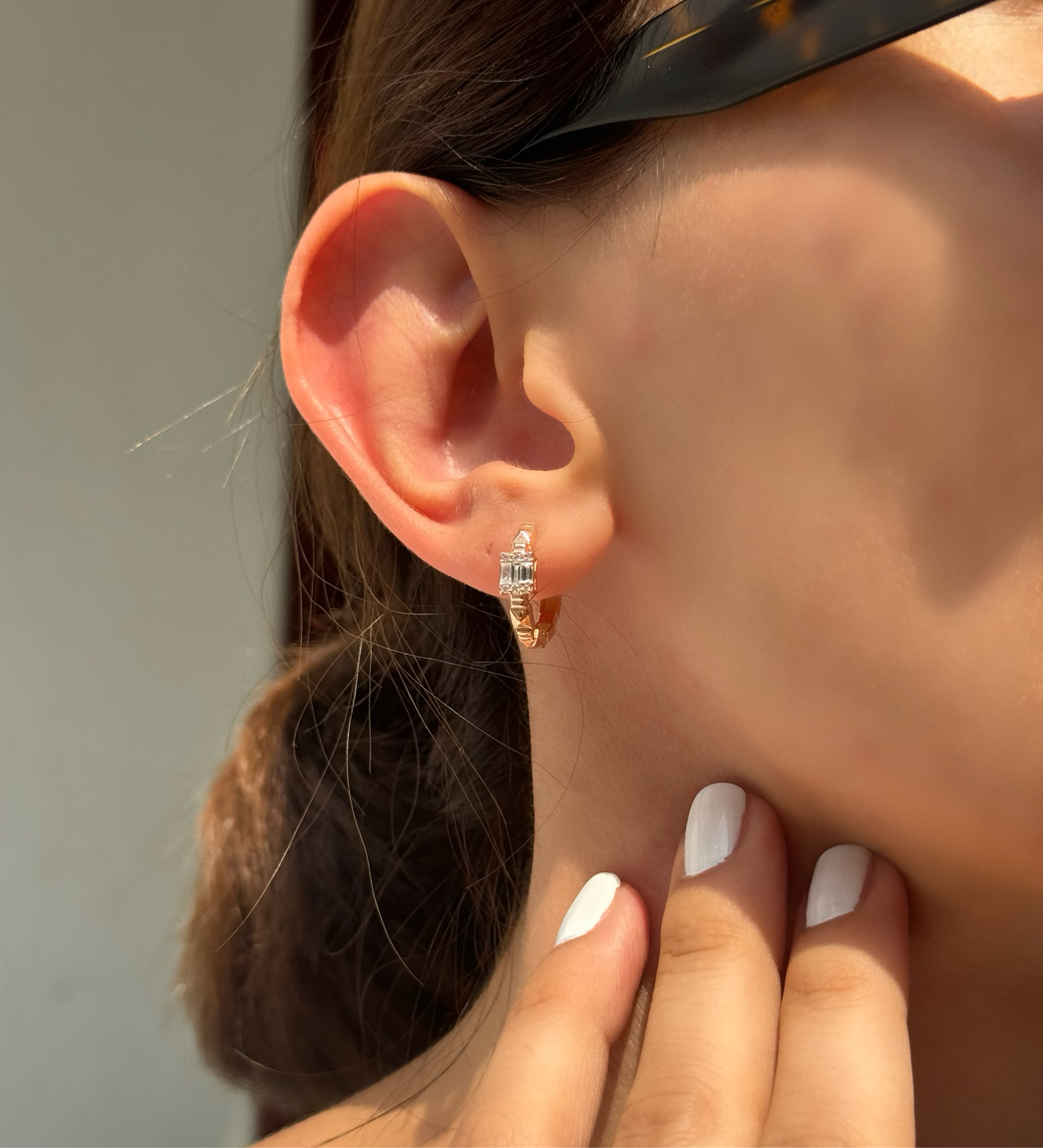 14K altın baguette kesim pırlanta taşlı Pyramid Baguette halka küpe kulakta görünüm