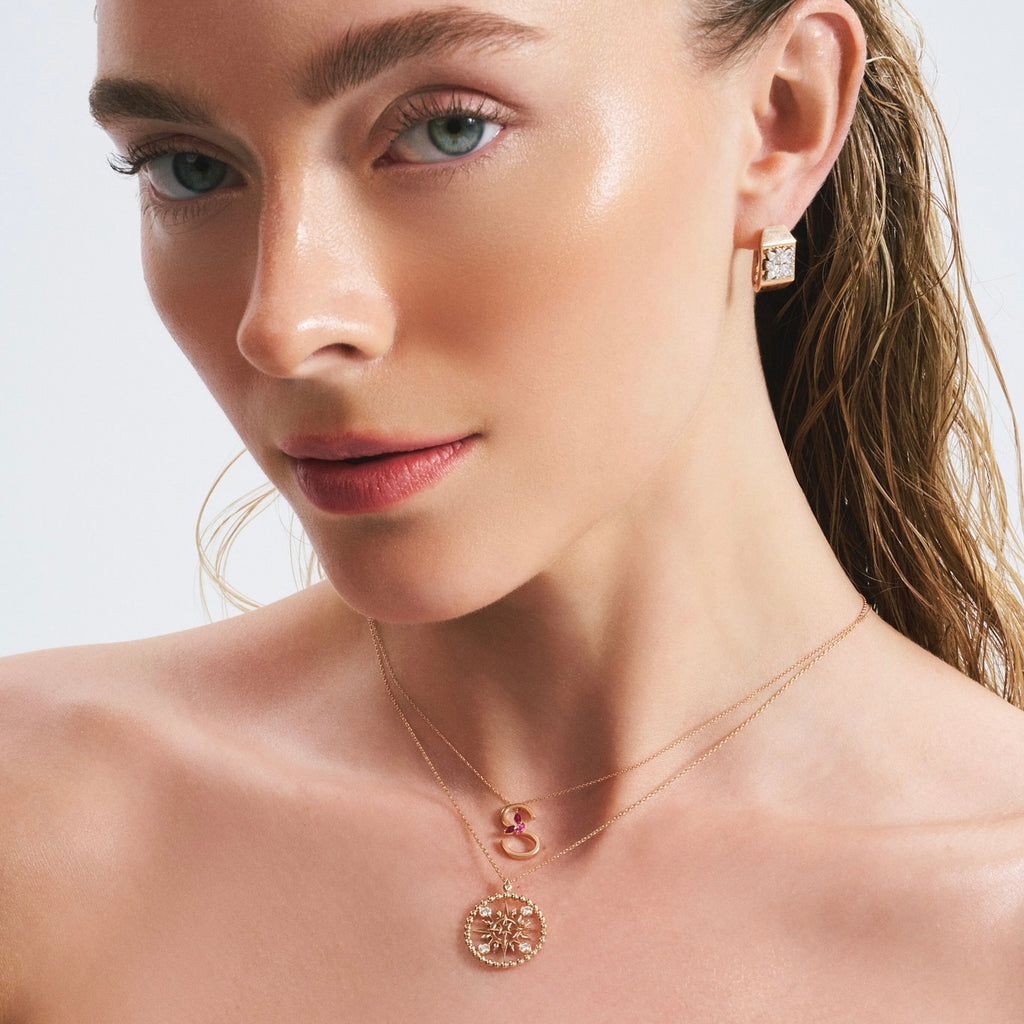 olar Compass pırlanta kolye boyunda görünümü, 14K altın üzerinde yıldız motifli tasarım