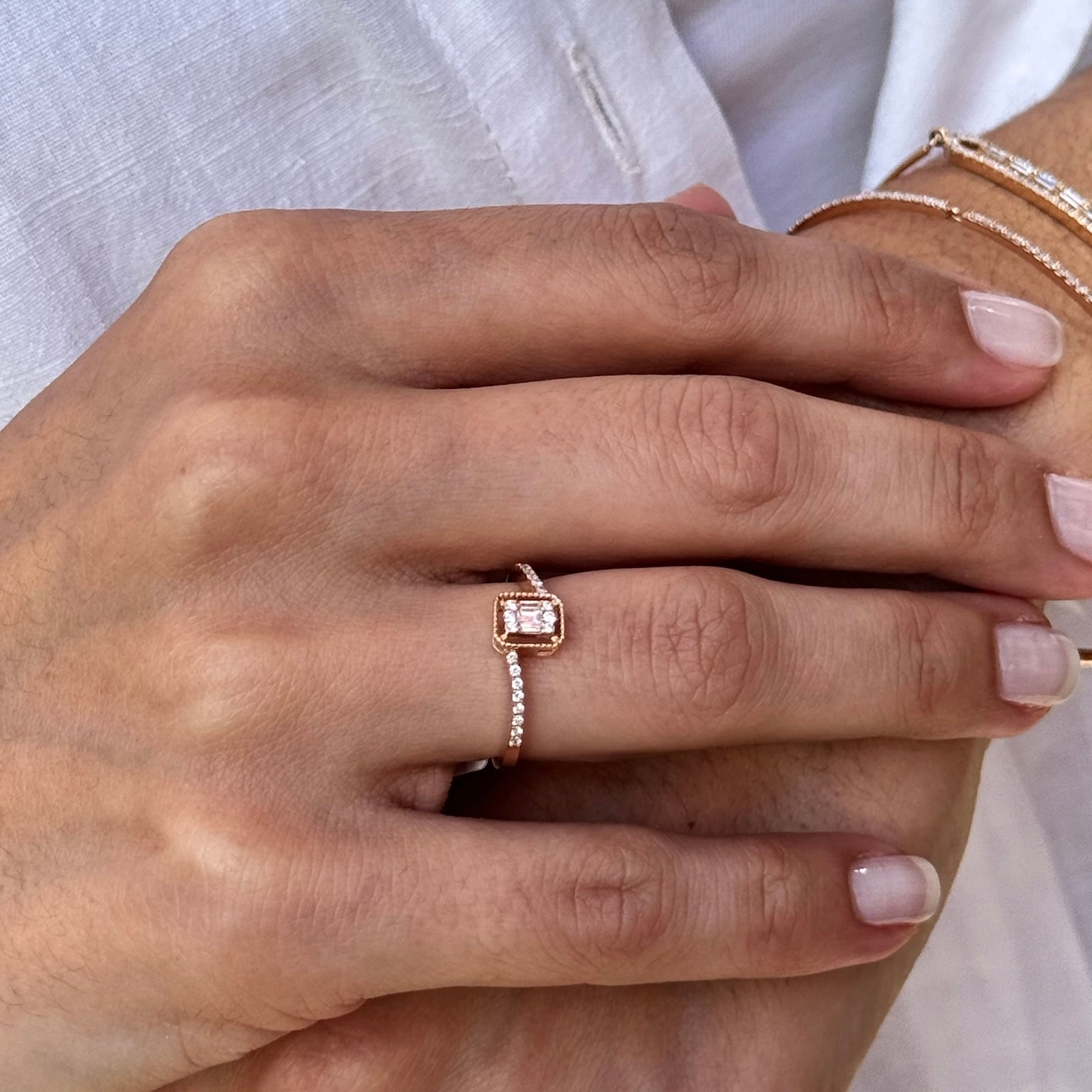 Baguette Twister Yüzük parmakta görünümü - 14K altın pırlanta yüzük