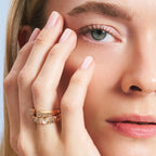 Light Chamber pırlanta yüzük parmakta görünümü, 14K altın üzerinde baget kesim pırlanta