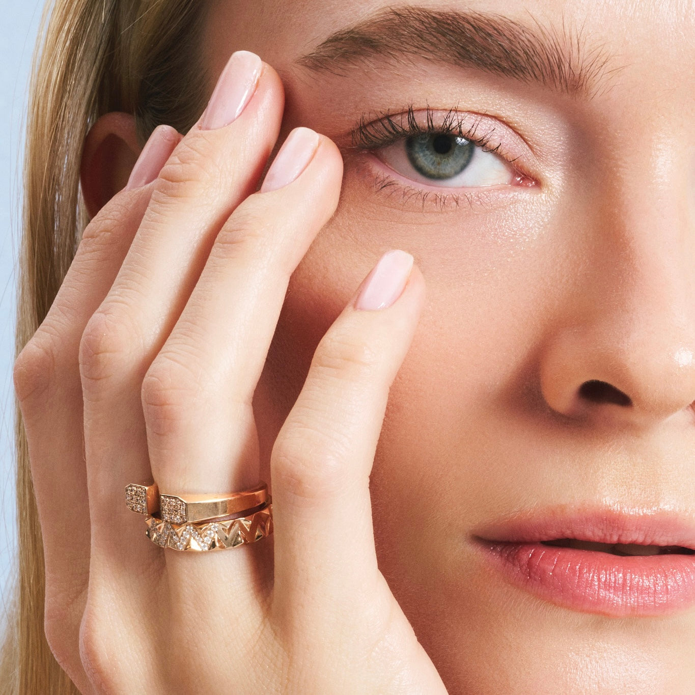 Light Chamber pırlanta yüzük parmakta görünümü, 14K altın üzerinde baget kesim pırlanta