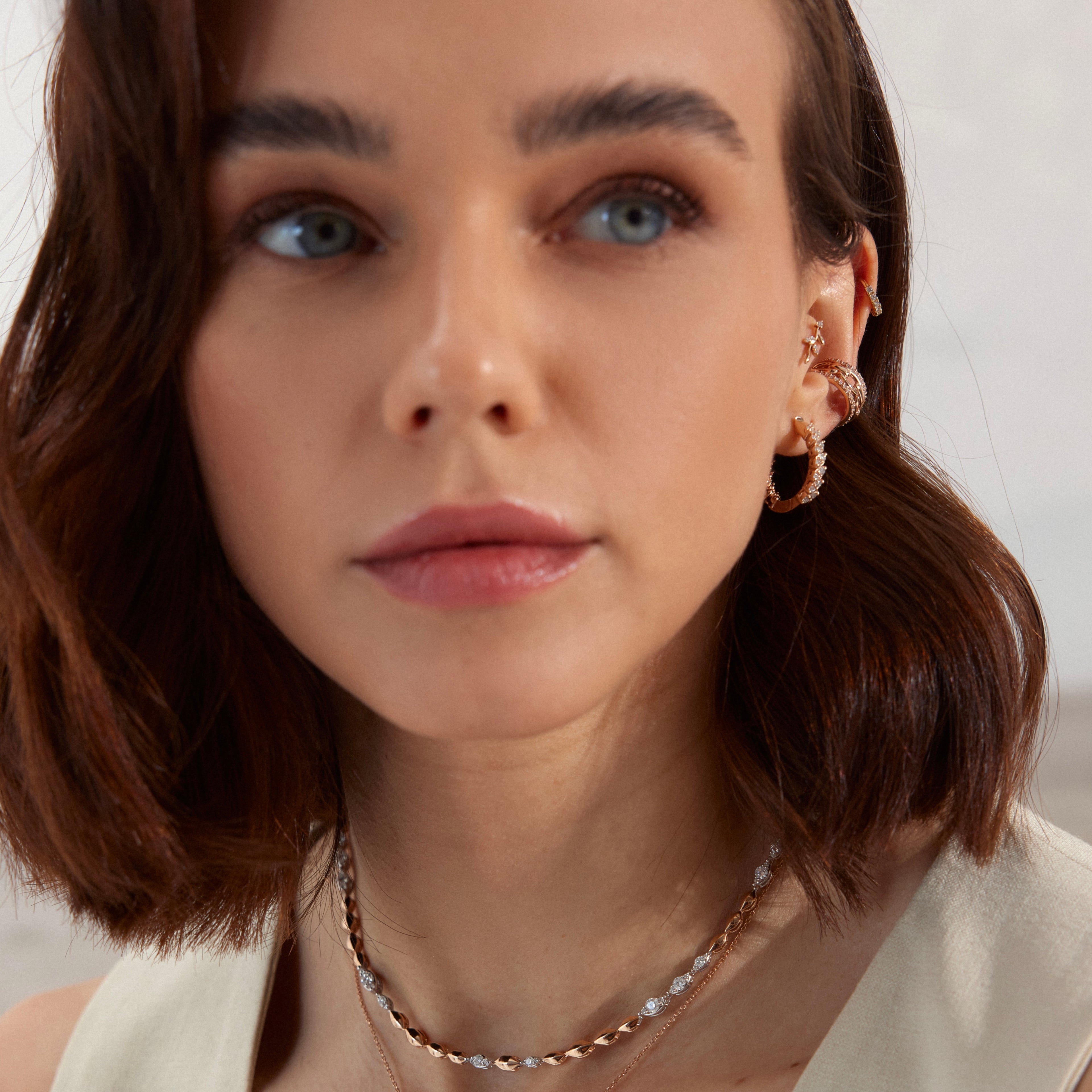 Bezel Küpe - 0.56 ct pırlanta 14K altın halka küpe kulakta görünümü