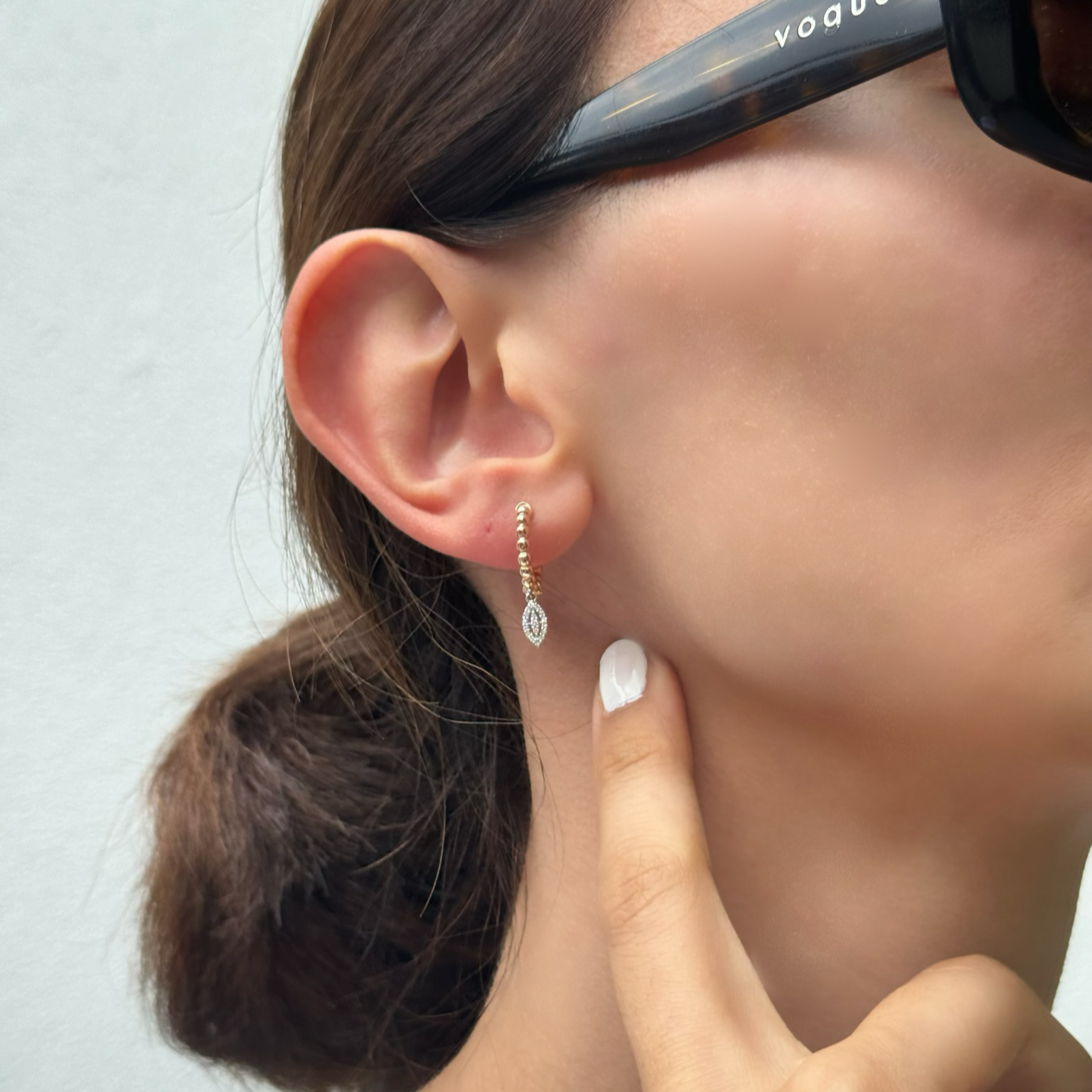 14K altın pırlanta taşlı Marquise Bubble halka küpe kulakta görünüm