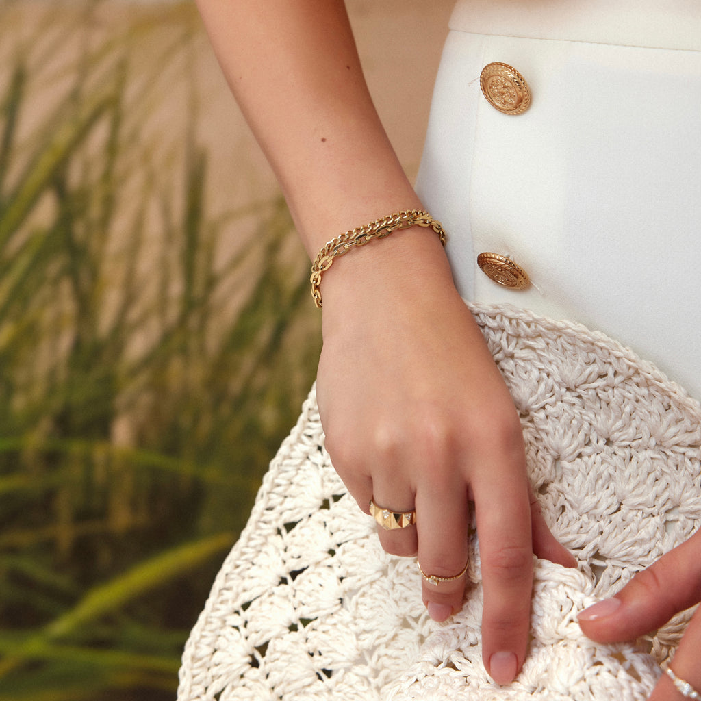 Pyramid Yüzük - 0.11 ct pırlanta piramit tasarım 14K altın yüzük parmakta görünümü