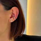 Navi pırlanta küpe kulakta görünümü, 14K altın markiz formda parlak pırlanta dizilimi