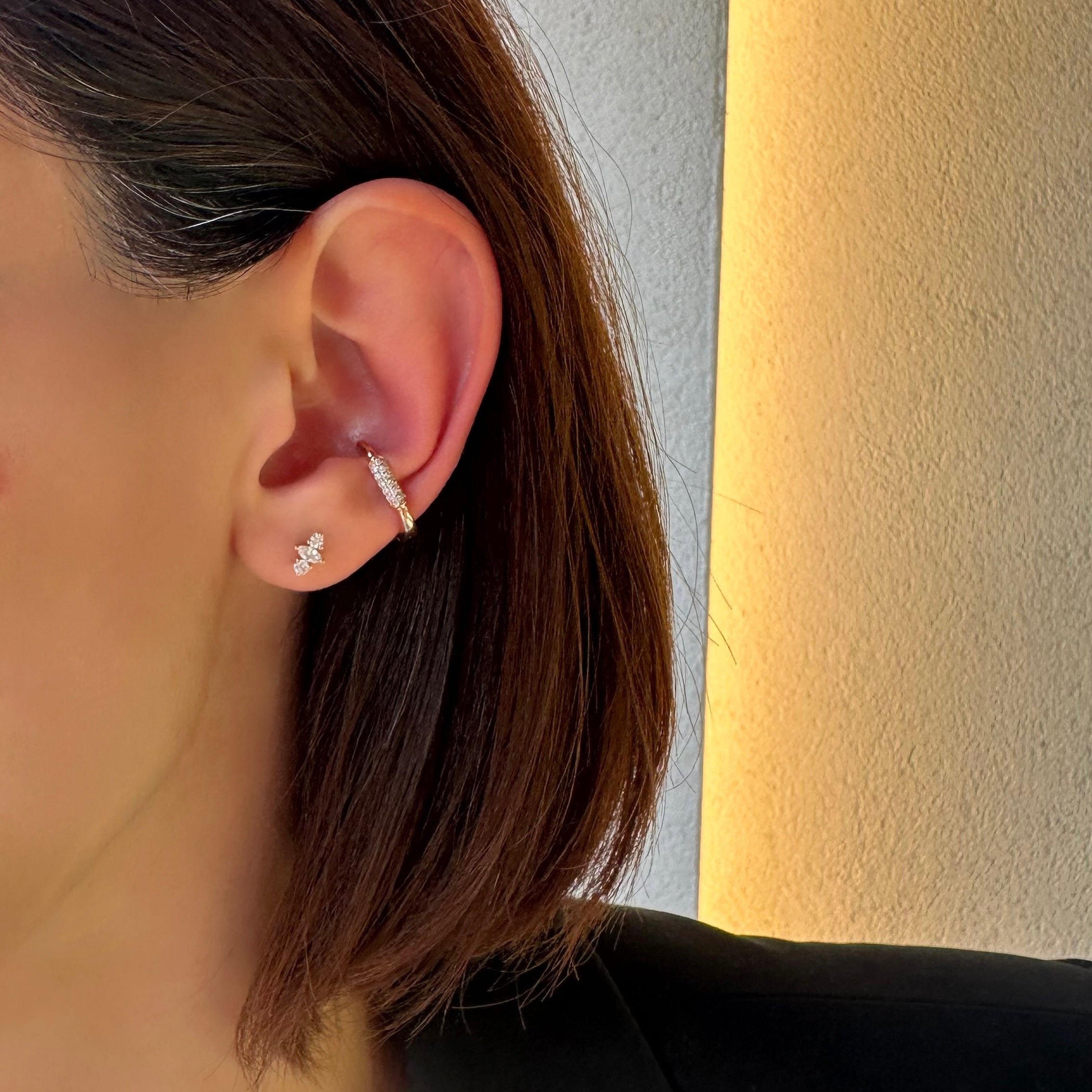 Navi pırlanta küpe kulakta görünümü, 14K altın markiz formda parlak pırlanta dizilimi