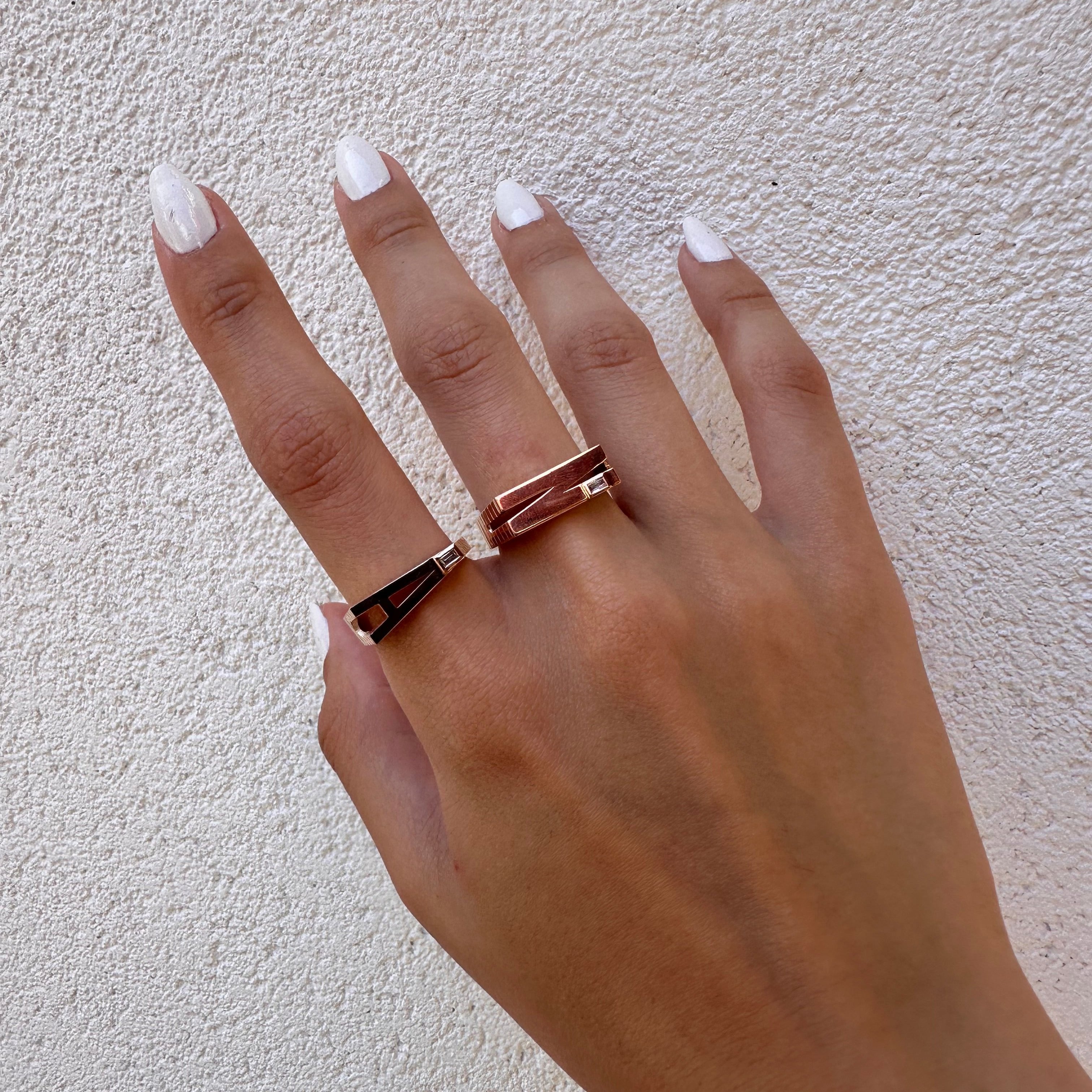 Baguetta yüzük 14K altın model parmağında