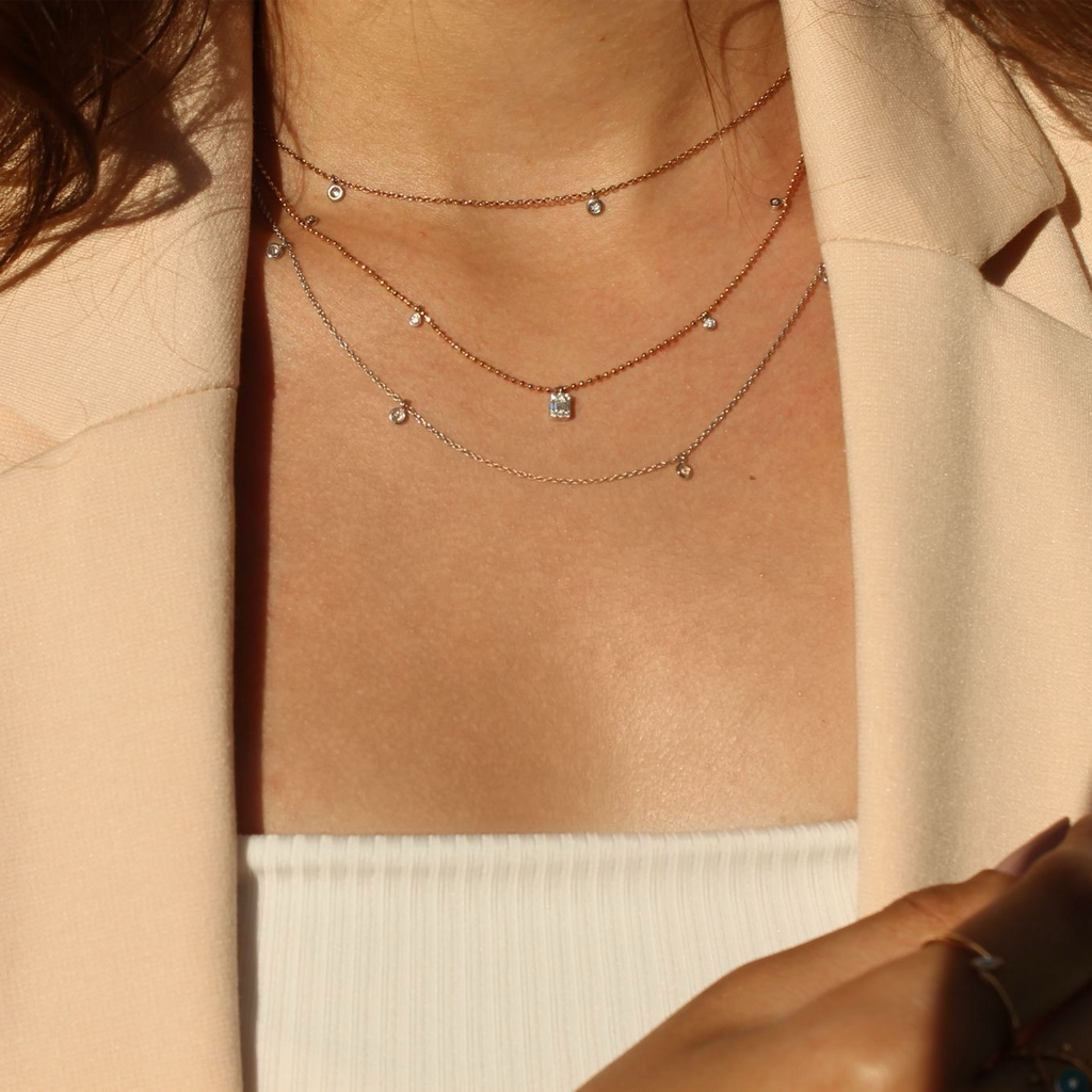 Baguette Graine baget pırlanta kolye boyun üzerinde görünüm