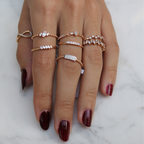 Baguette Mini Yüzük parmakta görünümü - 14K altın baget pırlanta yüzük