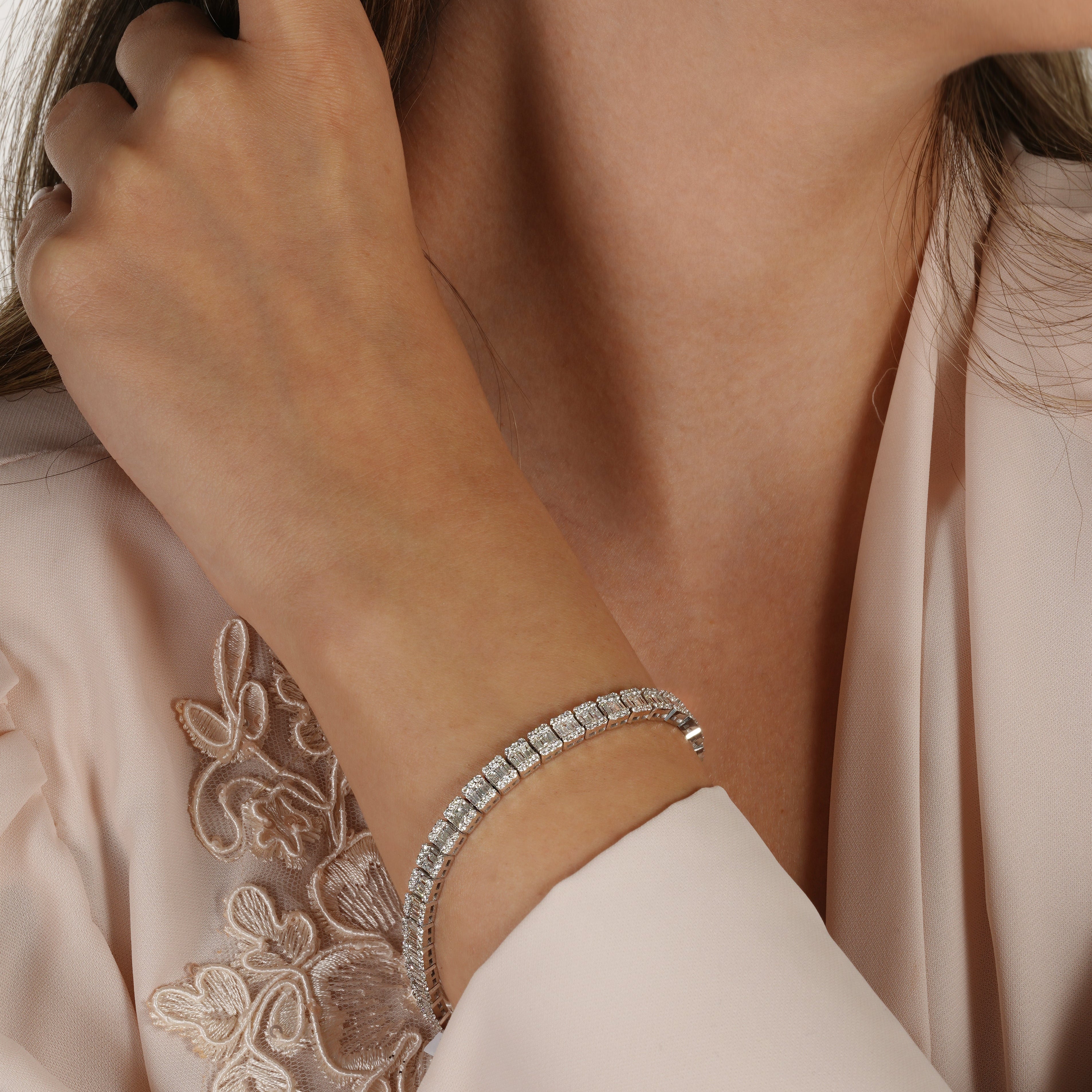 aguettes 5.25 ct E-VS baguette pırlanta taşlı 14K altın bileklik - modelde görünümü