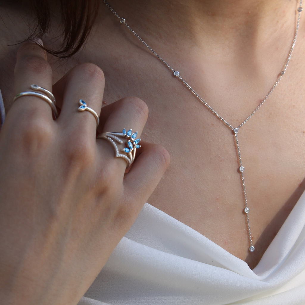 Bezel Diamond Kolye boyunda görünümü - 14K altın pırlanta bezel kolye