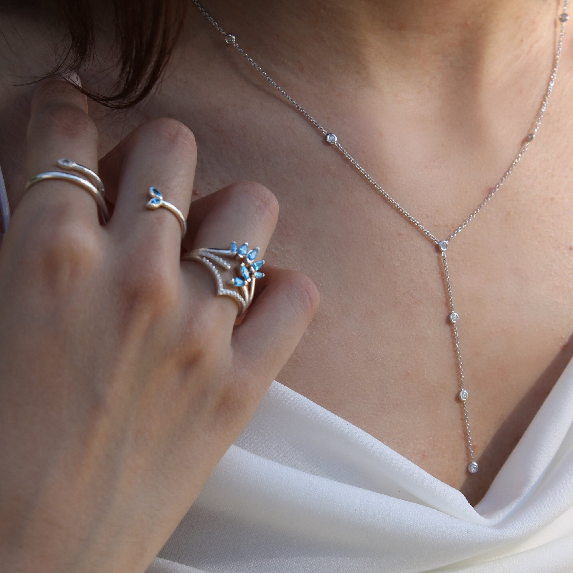 Bezel Diamond Kolye boyunda görünümü - 14K altın pırlanta bezel kolye