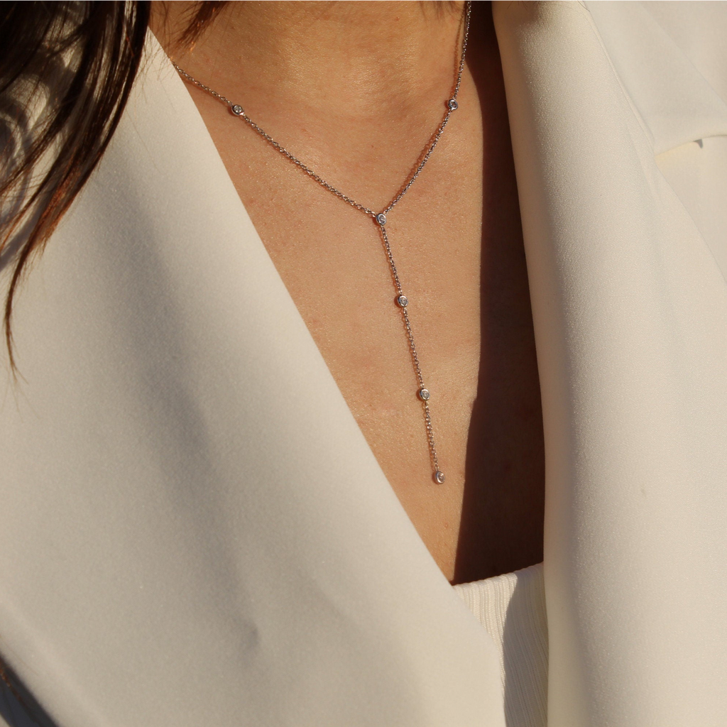 Bezel Diamond Kolye boyunda görünümü - 14K altın pırlanta bezel kolye