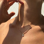 14K altın baguette kesim pırlanta taşlı Bubble Baguette kolye boyunda görünüm