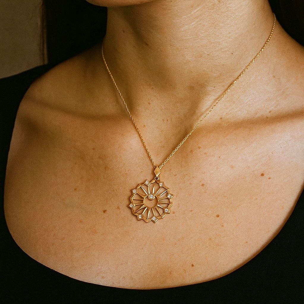 Sunspire pırlanta kolye boyunda görünümü, 14K altın üzerinde yıldız motifli tasarım