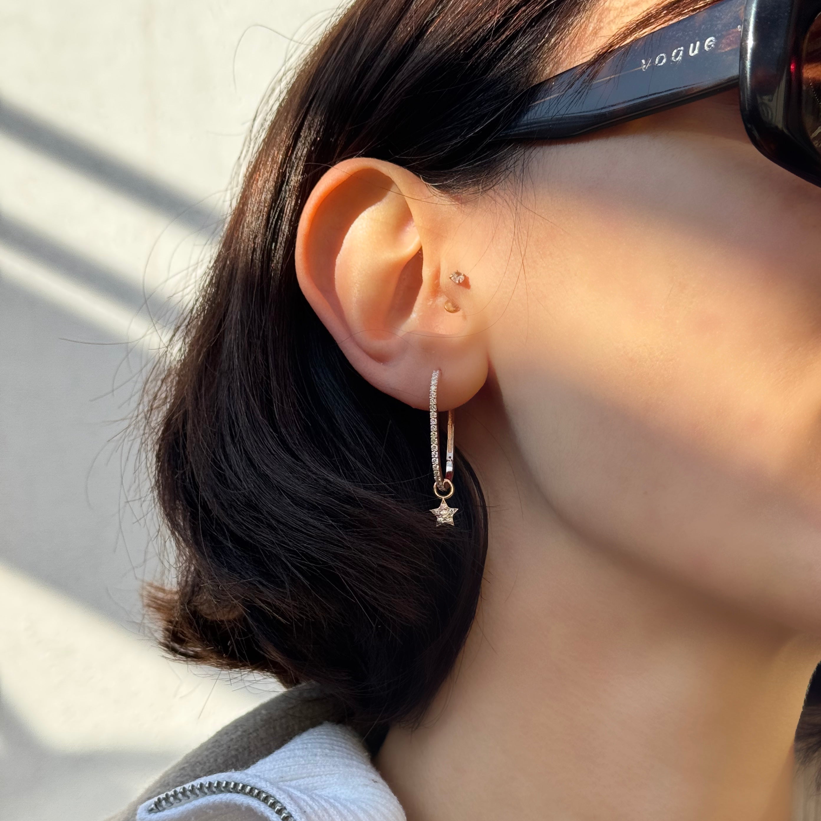 Shine it pırlanta küpe 14K altın sallantılı - kulak üzerinde görünüm