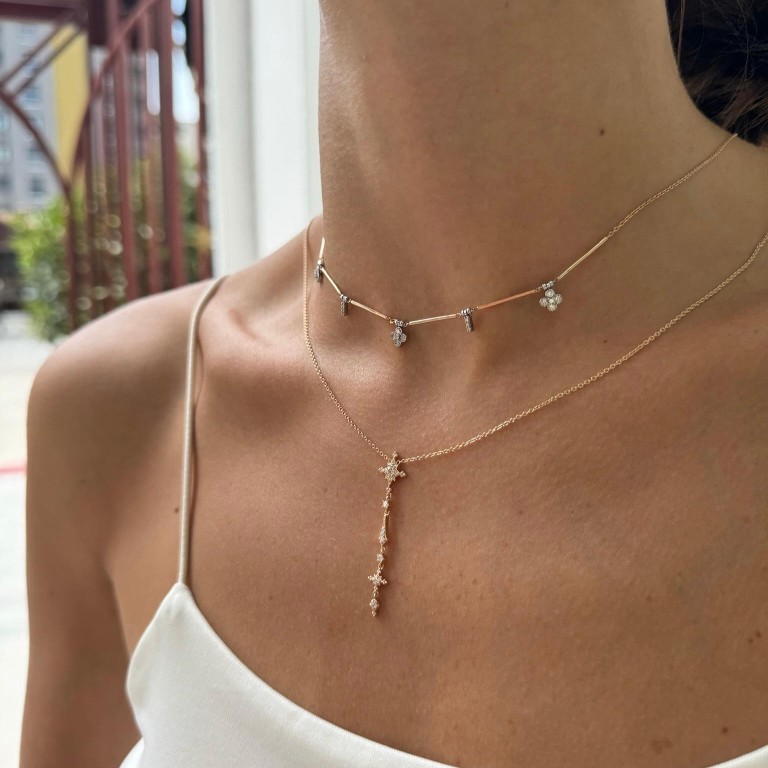 14K altın pırlanta taşlı Poniard kolye boyunda görünüm