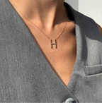 14K altın pırlanta taşlı Bamblo Side harf kolye detay görünümü, H harfi