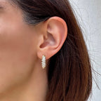 Navellis pırlanta küpe kulakta görünümü, 14K altın halka üzerinde parlak pırlanta dizilimi