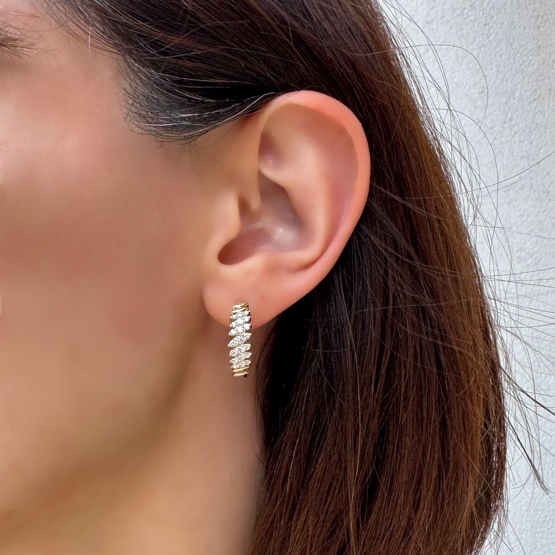 Navellis pırlanta küpe kulakta görünümü, 14K altın halka üzerinde parlak pırlanta dizilimi