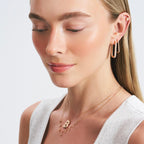 Balanced Arc pırlanta küpe kulakta görünümü, 14K altın üzerinde parlak pırlanta dizilimi