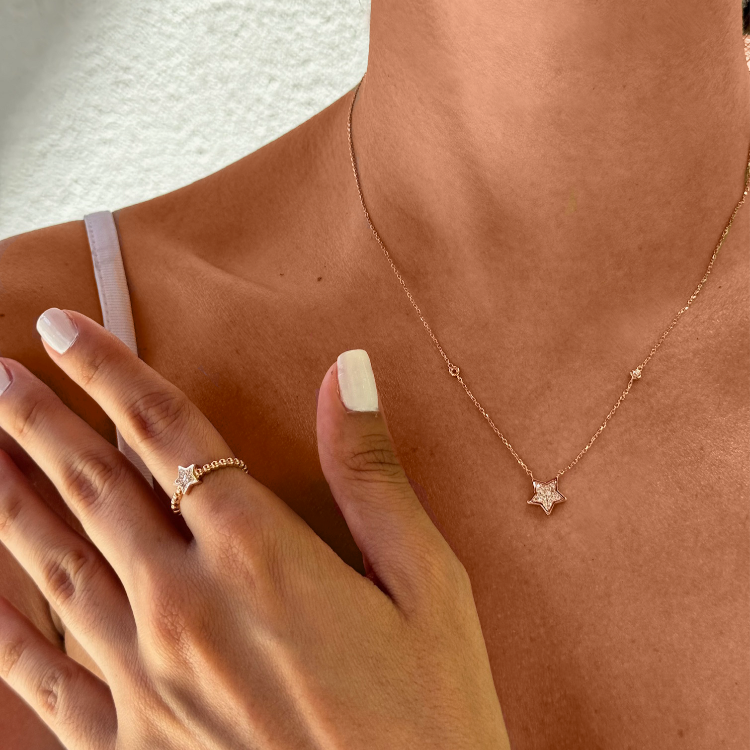 Vega Kolye boyunda görünümü - 14K altın pırlanta yıldız kolye