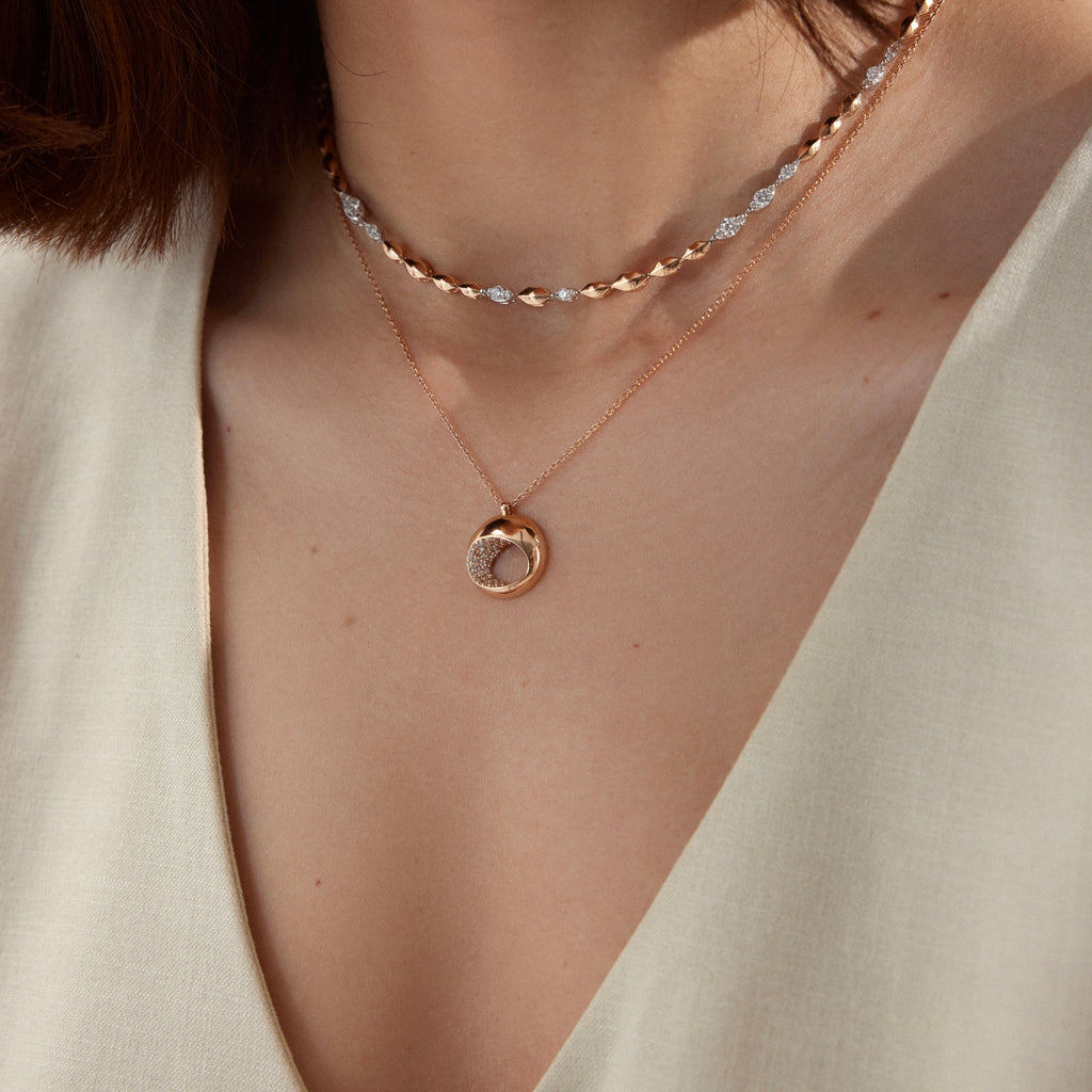 14K altın Vortex kolye - girdap tasarımlı pırlanta detaylı kolye, boyunda görünüm