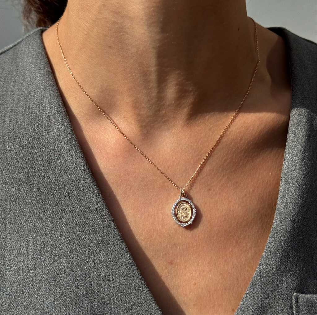 14K altın pırlanta taşlı Circular Letter harf kolye boyunda görünüm, S harfi