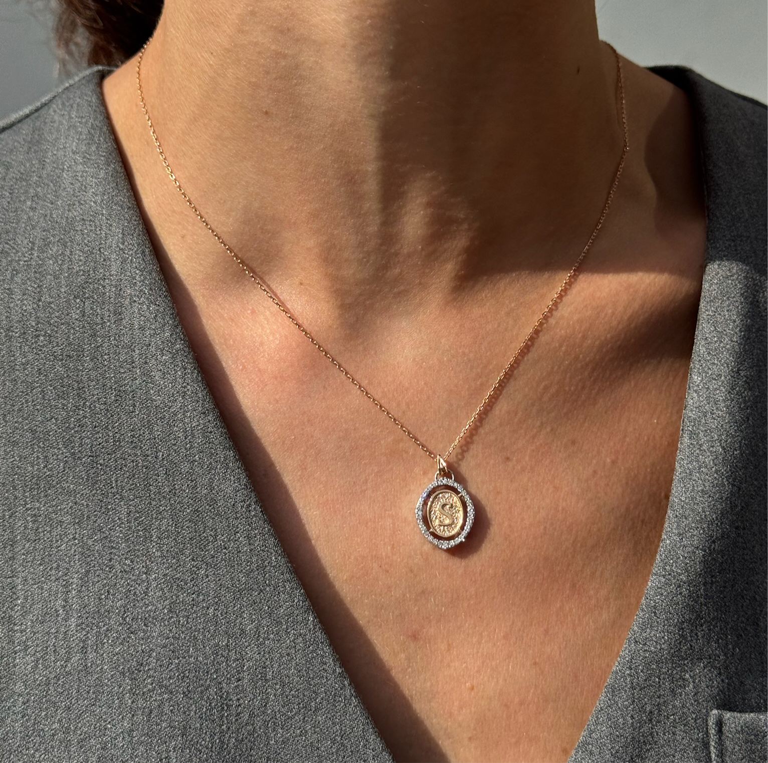 14K altın pırlanta taşlı Circular Letter harf kolye boyunda görünüm, S harfi