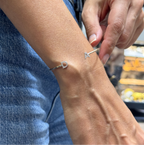 Twin Letter Bileklik bilekte görünümü - 14K altın pırlanta harf bileklik