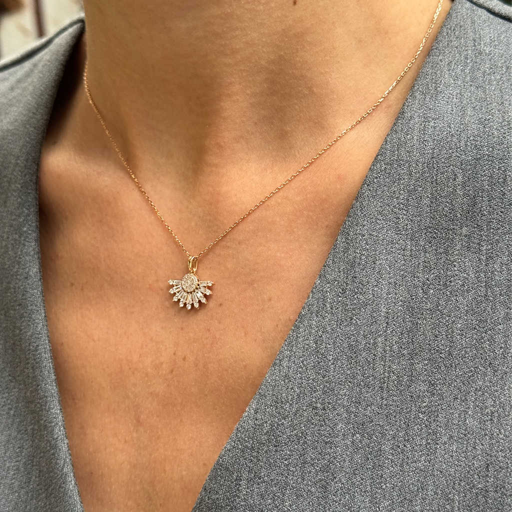 14K altın baguette kesim pırlanta taşlı Half Wheel kolye boyunda görünüm