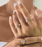 14K altın Cosmos yüzük baget pırlanta detayları model parmağında