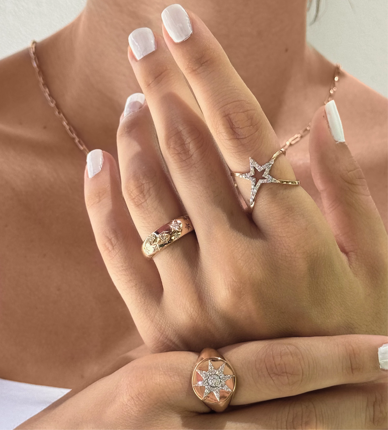 14K altın Cosmos yüzük baget pırlanta detayları model parmağında