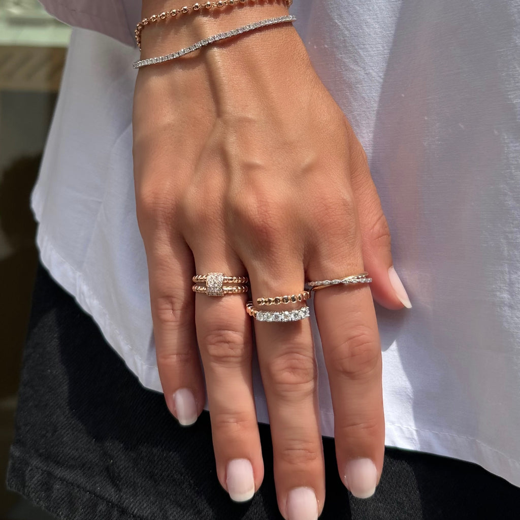 Brivora pırlanta yüzük parmakta görünümü, 14K altın üzerinde parlak pırlanta dizilimi