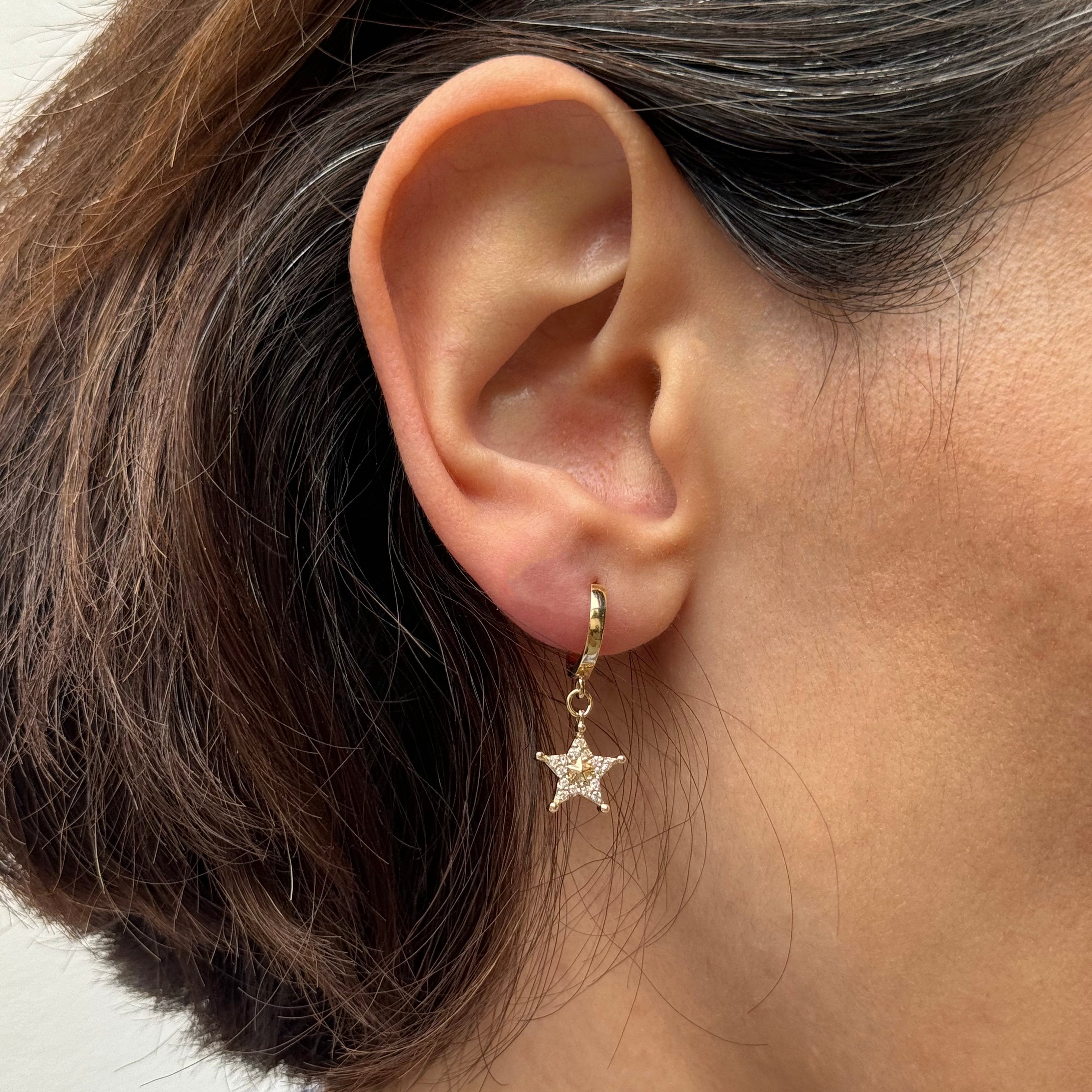 Clown Star küpe - 14K altın yıldız tasarımlı pırlanta küpe ürün görseli kulakta görünüm