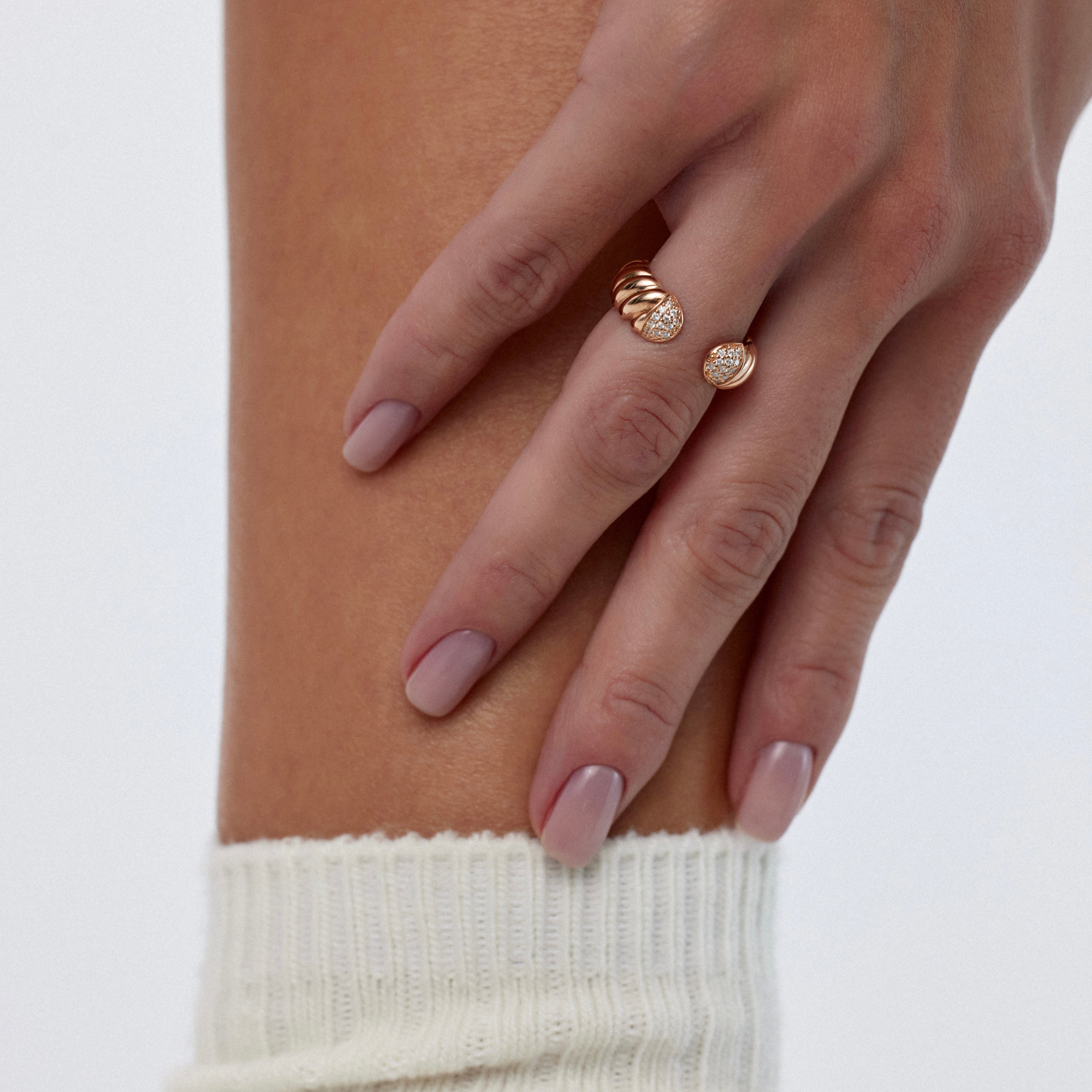 Twine 14K altın yüzük yakın çekim, pırlanta detayları