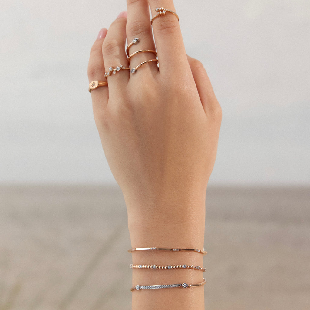 Bench Yüzük - 0.24 ct pırlanta modern tasarım 14K altın yüzük parmakta görünümü