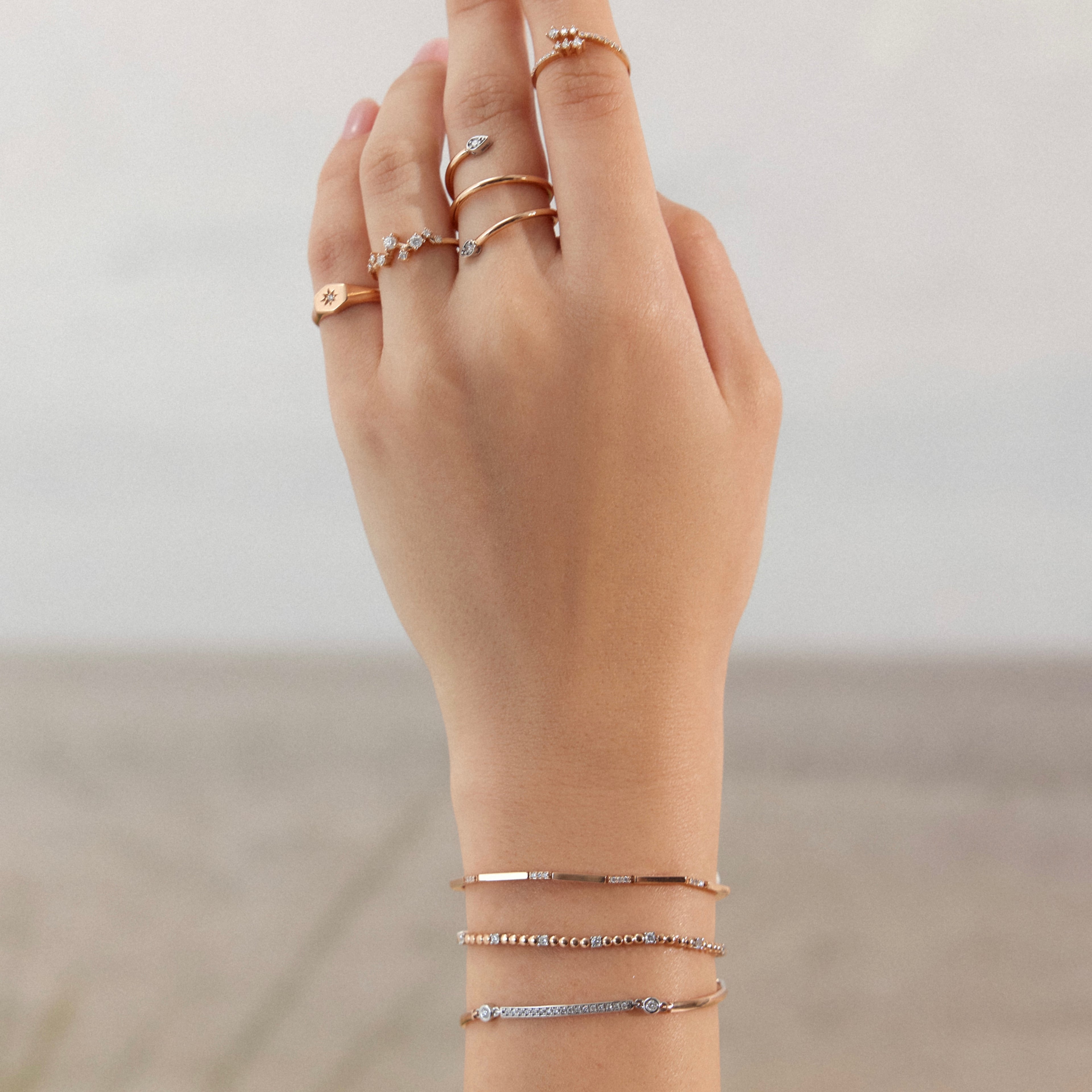 Bench Yüzük - 0.24 ct pırlanta modern tasarım 14K altın yüzük parmakta görünümü