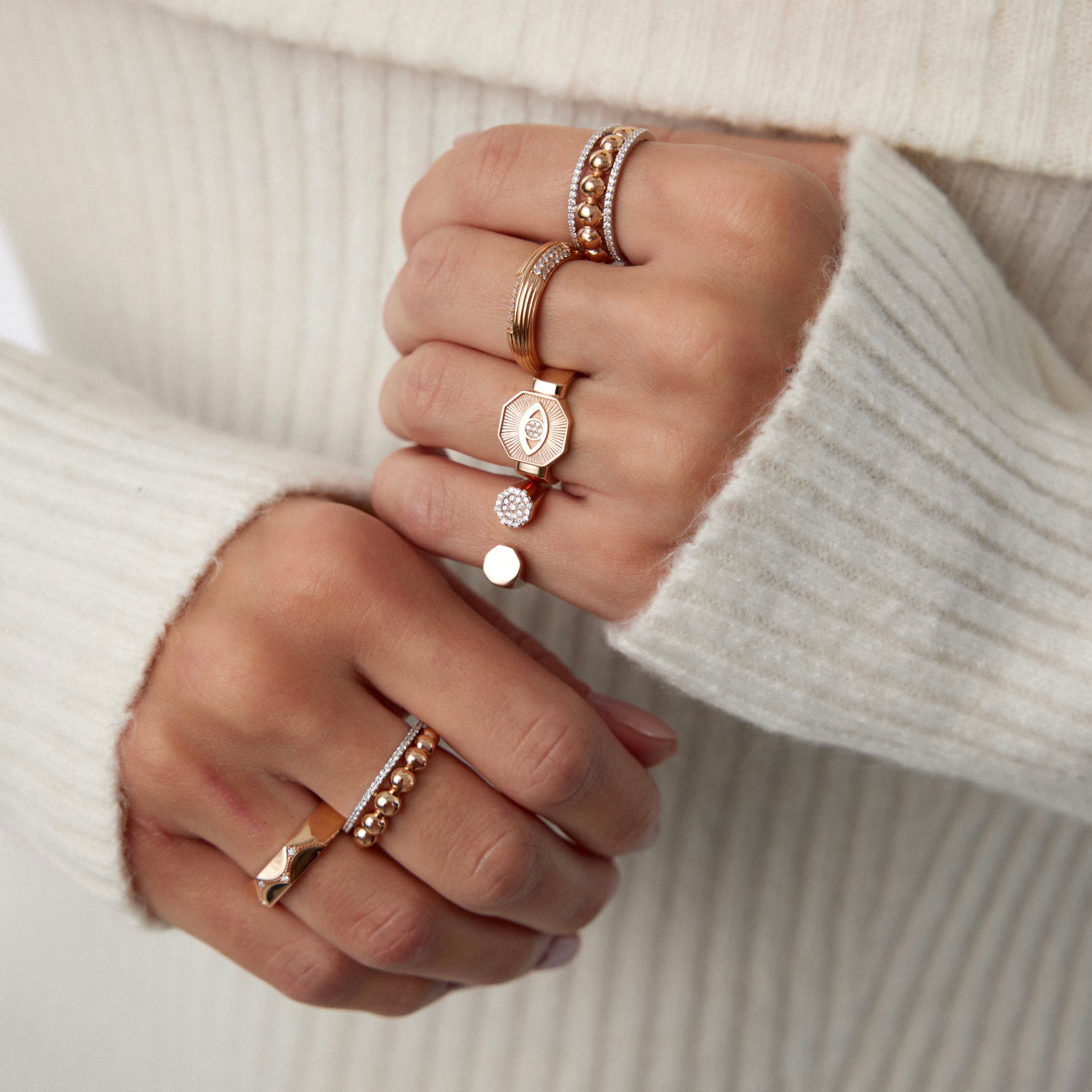 Bubble Eternity yüzük detay görünümü, 14K altın ve baget pırlanta işçiliği