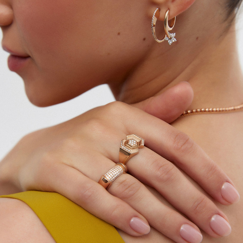 Starburst yıldız tasarımlı pırlanta taşlı 14K altın sallantılı küpe, kulakta görünüm