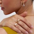 Starburst yıldız tasarımlı pırlanta taşlı 14K altın sallantılı küpe, kulakta görünüm