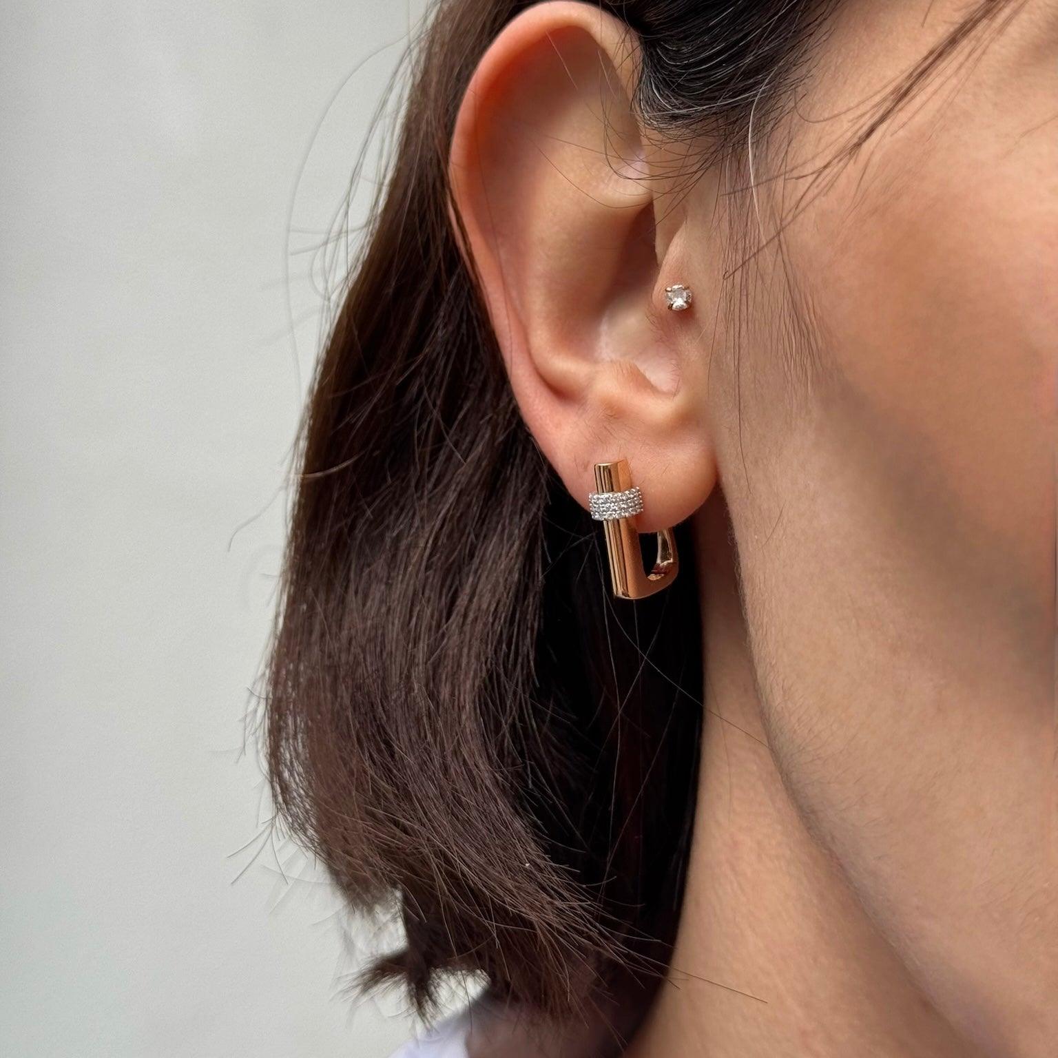 Batonetta küpe detay görünüm - 14K altın pırlanta halka küpe - Ala Fine Jewelry