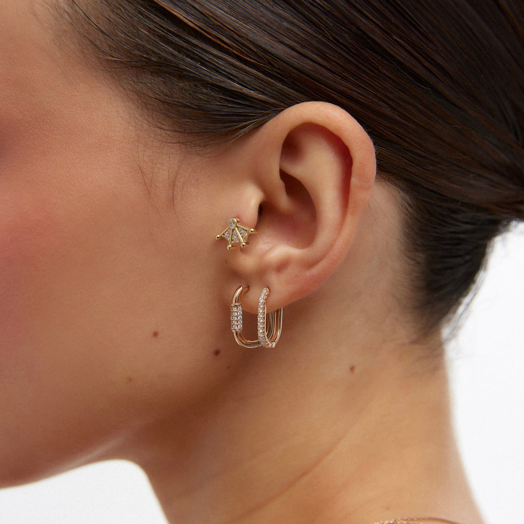 14K altın Turner halka küpe - pırlanta detaylı zarif halka küpe, kulakta görünüm