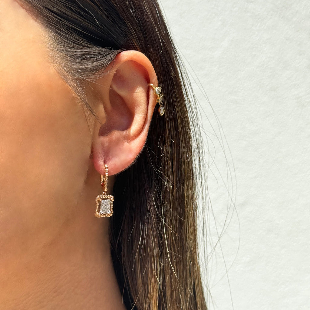 Rectangular Küpe kulakta görünümü - 14K altın pırlanta baguette küpe