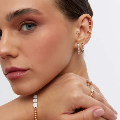 14K altın Alya earcuff küpe model kulağında