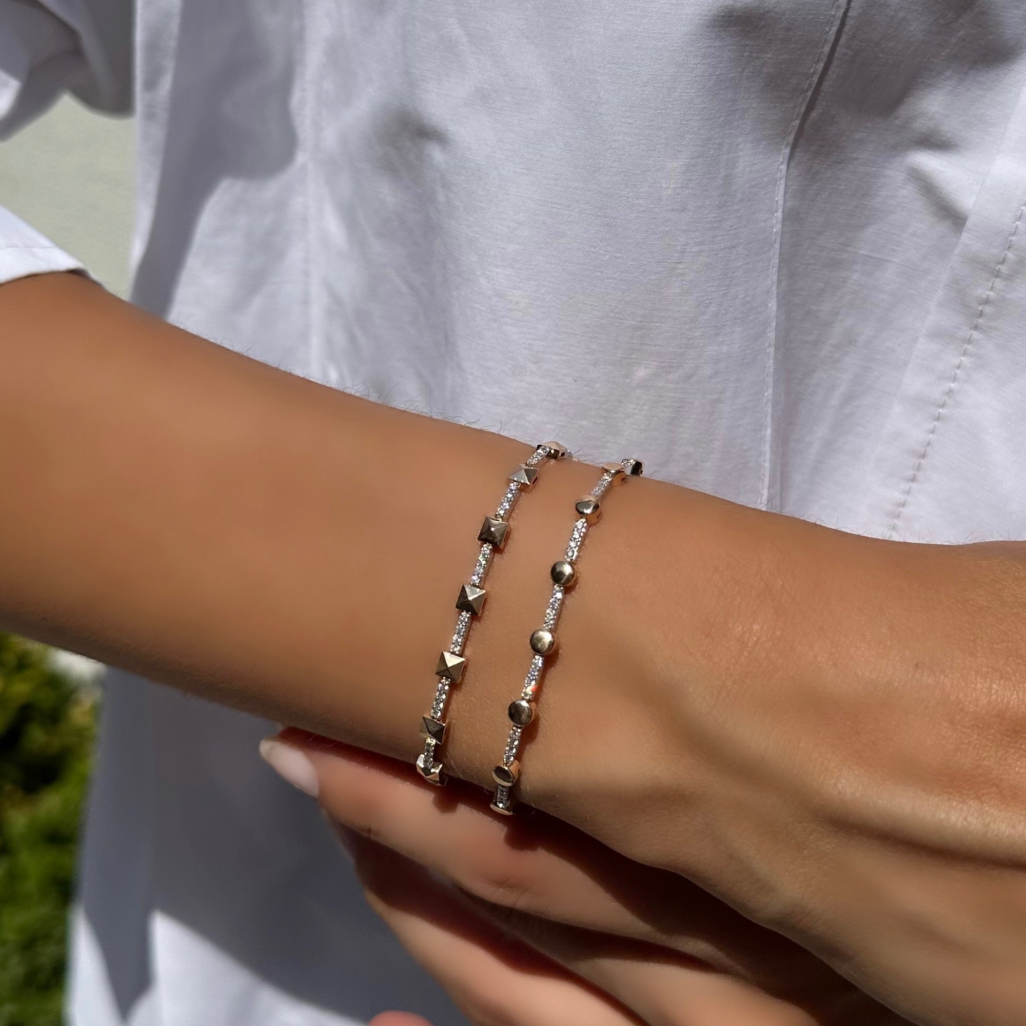 Rivior pırlanta bileklik kolda görünümü, 14K altın üzerinde parlak pırlanta dizilimi