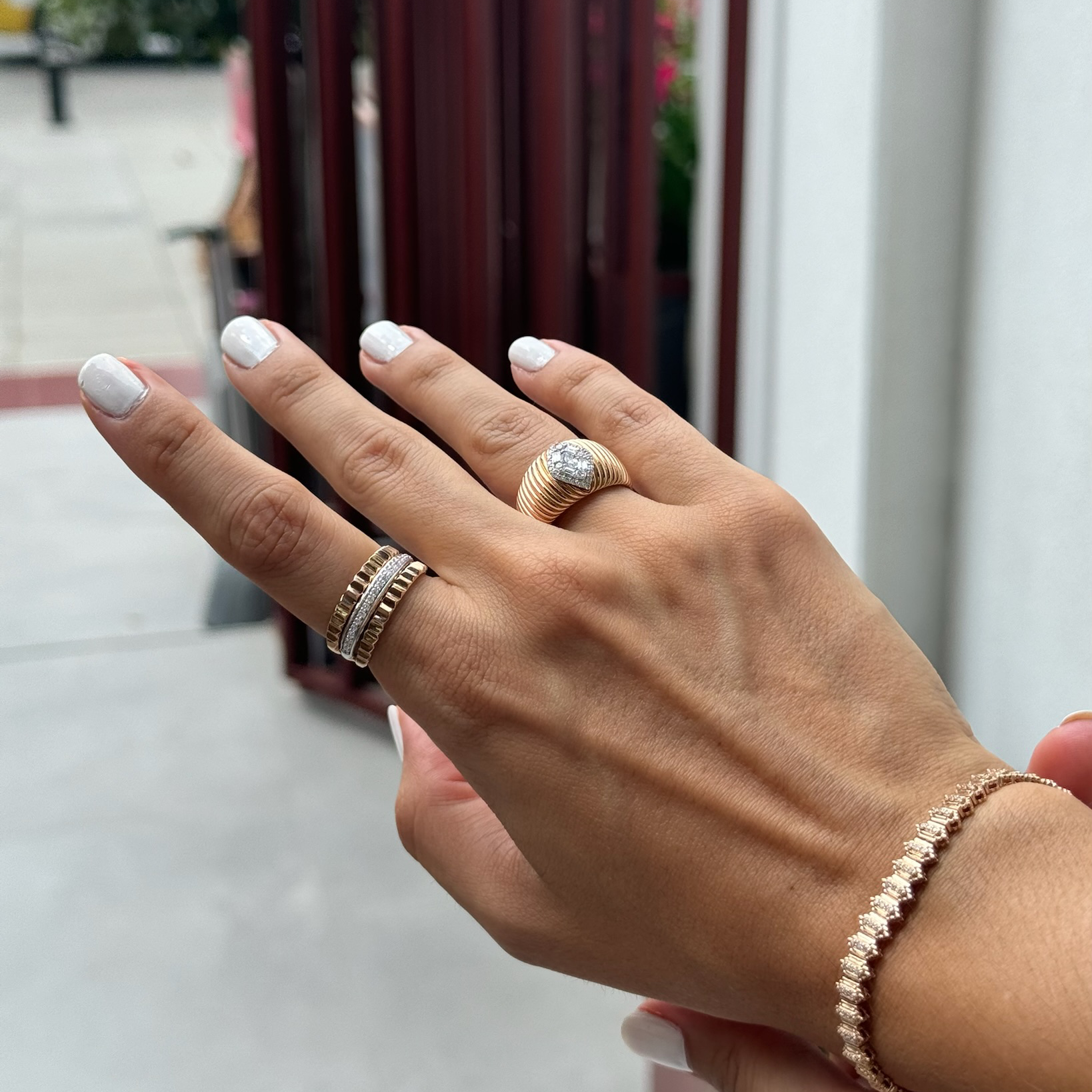 14K altın baguette kesim pırlanta taşlı Throne yüzük parmakta görünüm